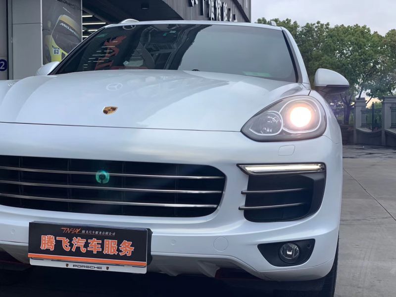 保时捷卡宴 亮光钻石白魅金改色膜施工案例