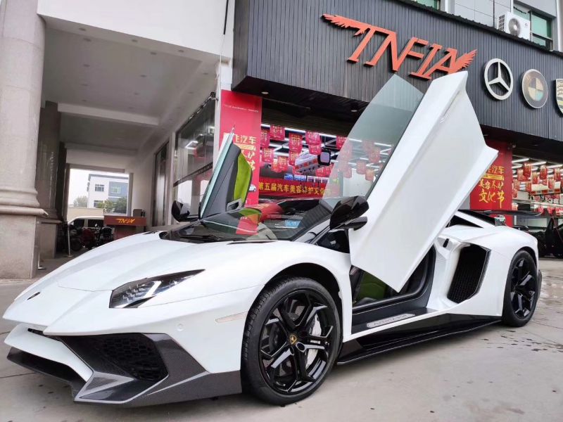 Lamborghini大牛改色•钻石白改色膜施工案例