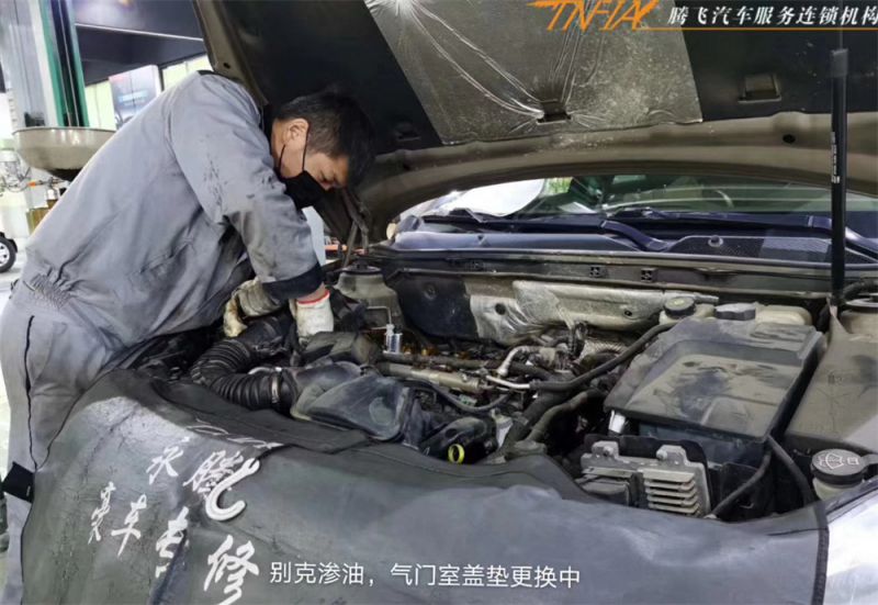 别克渗油，气门室盖垫更换中